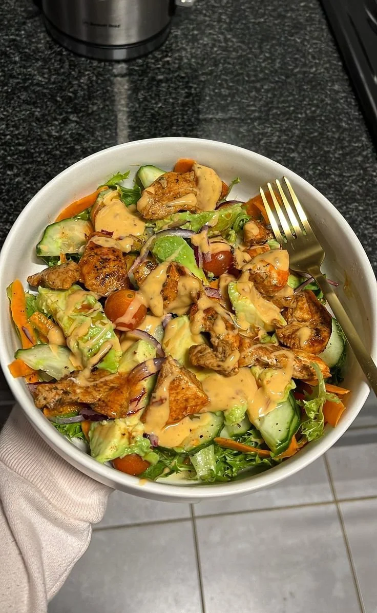 Fresh and colorful salade with assorted vegetables and dressing